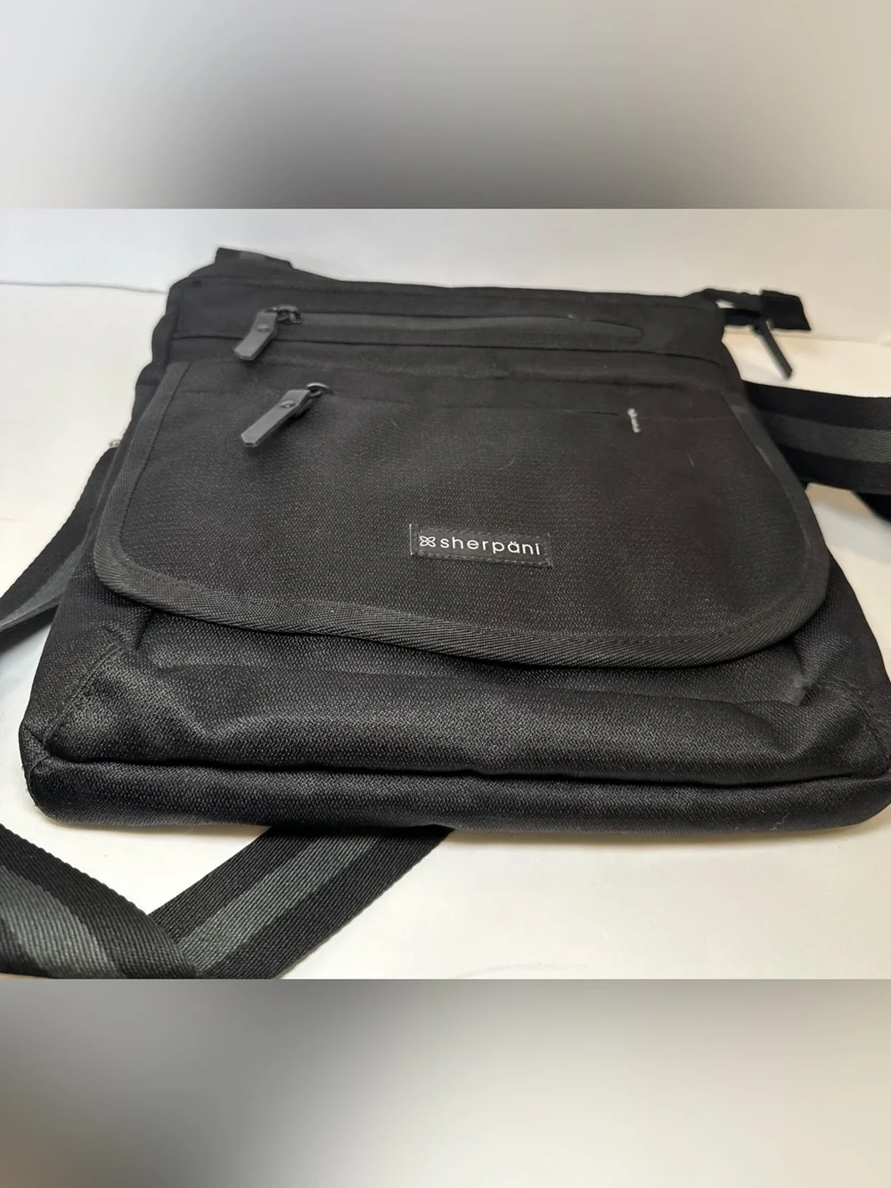 Sherpani Sadie Crossbody Bag in raven black